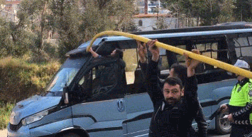 Şans Eseri Kurtuldu: Metal Boru Ön Cama Ok Gibi Saplandı!