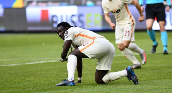 Şansal Büyüka, Galatasaray'da Bafetimbi Gomis'in yarı emekli gibi futbol oynadığını söyledi