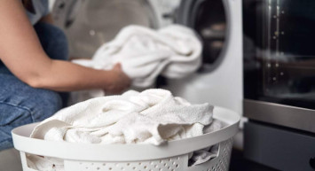 Sararmış çamaşırlarınızı pamuk gibi yapabilirsiniz: İşte çamaşırları bembeyaz yapacak 3 pratik yöntem