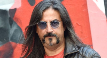 Şarkıcı Çelik siyasete mi giriyor? 90'ların ünlü popçusundan Zafer Partisiyle siyasete ilk adımını attı