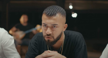 Şarkıcı Kurtuluş Kuş kimdir? Hayranına otel adında tecavüz iddiası ile gündem oldu!