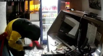 Şaşkın Hırsız Görenleri Hayrete Düşürdü: Önce Bayrağı Öptü Sonra Kasayı Boşalttı