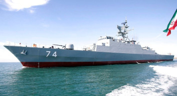 Savaş gemisi yana devrildi: Yaralılar hastaneye kaldırıldı