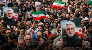 Savaş gölgesinde İran’da meydanlar doldu