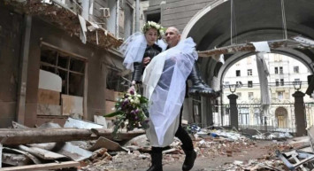 Savaş olsa da hayat devam ediyor: Harkov'da bir metro istasyonunda evlendiler