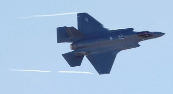 Savaş uçağı yere çakıldı: Çok sayıda ekip bölgeye geldi