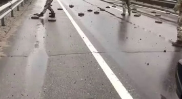 Savaşta görülmemiş olay! Ukraynalı askerler asfalttaki mayınları tekmeledi!