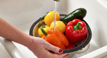 Sebzeleri sakın sirkeli suda bekleterek yıkamayın!