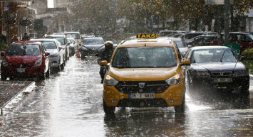 Şehirde yağmur hayatı felç etti: Yollar ve caddeler sudan görülmedi