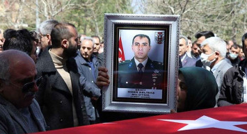 Şehit cenazesinde duygulandıran anlar: Şehit Mücahit Sınırtepe'nin annesi Şehit Ömer Delibaş'ın cenazesine katıldı!