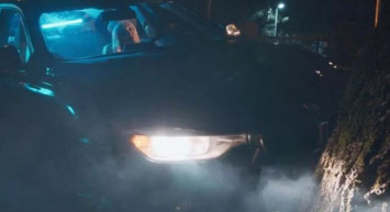 Senaryo gerçek oldu! Ünlü şarkıcı klip çekimleri sırasında kaza geçirdi