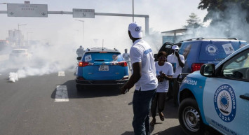 Senegal’de seçim ertelendi: Sokaklar yangın yerine döndü