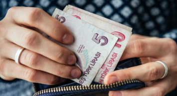 SGK'dan 25 yıllık evli ev hanımlarına emekli maaşı alma yolu açıldı! Başvuru şartları neler, nasıl başvuru yapılır?