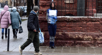 Sıcak gelişmelerin yaşandığı Ukrayna'nın Lviv kentinde casus şüphelisi bir şahıs direğe bağlandı