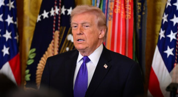 Silah Sesleri Yemeği Böldü: Trump Apar Topar Salondan Çıkarıldı