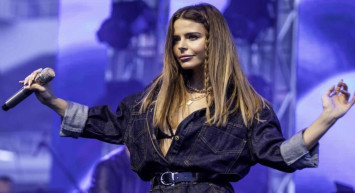 Simge Sağın transparan sahne kıyafetiyle hayran bıraktı...