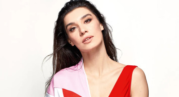 Sinan Akçıl’la Boşanma Arifesinde Olan Güzel Oyuncu Burcu Kıratlı Bekarlığını Verdiği Cesur Pozlarla Kutladı!