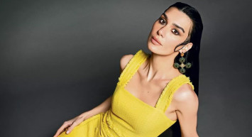 Sinan Akçıl'la boşanmak için gün sayan Burcu Kıratlı, yeni sevgilisiyle sarmaş dolaş gecelerde yakalandı