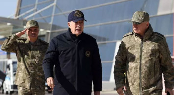 Sınırda hareketli dakikalar: Bakan Akar’dan dikkat çeken ziyaret