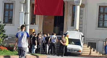 Sinop'ta bir garip kaza! Kontrolünü kaybeden sürücü otomobiliyle Sinop Adliyesi'nin merdivenlerine çıktı