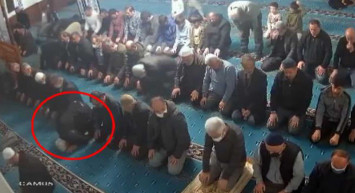 Sinop'ta camide namaz kılan vatandaş kalp krizi geçirdi: O anlar kameraya yansıdı!