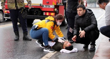 Şişli'de can pazarı: Üst geçitten düşen vatandaşa ilk müdahaleyi yoldan geçen doktor yaptı