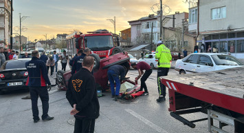 Sivas'ta korkutan kaza: Kontrolden çıkan otomobil park halindeki araca çarptı