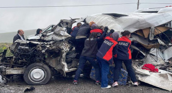 Sivas’ta servis aracı ile tır çarpıştı: Çok sayıda ölü ve yaralı var