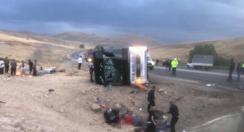 Sivas’ta yolcu otobüsü devrildi: Çok sayıda ölü ve yaralı var
