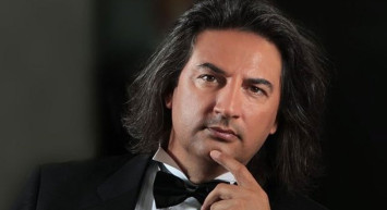 Siyasete giriş yapan Çelik'in yıllar önceki mayolu fotoğrafı yeniden gündeme gelince çıldırdı: Delirdiniz ulan!