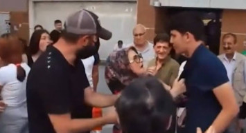 Sokak röportajı veren gencin yakasına yapışan teyze gündem oldu! Genç adam neye uğradığını şaşırdı