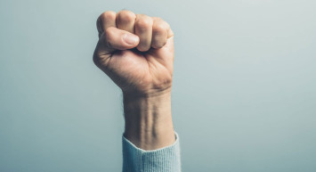 Ezber yaparken sağ hatırlamaya çalışırken sol yumruğunuzu sıkın!