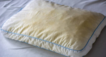 Solgun görünümlü yastık kılıflarına elveda: İşte kar beyazı yastıklar için en etkili yöntemler