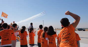 SOLOTÜRK ve Türk Yıldızları lösemili çocuklar için havalandı!