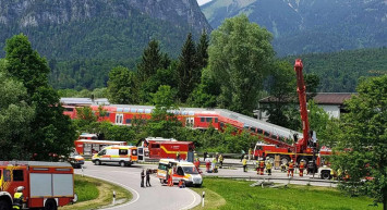 Son Dakika: Almanya'da tren raydan çıktı! Ölü ve yaralılar var!