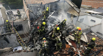Son dakika: Binanın üzerine uçak düştü, olay yerine çok sayıda ekip sevk edildi