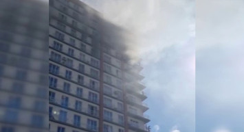 Son dakika Esenyurt'ta bir rezidansta yangın çıktı çok sayıda itfaiye ekibi olay yerine gitti