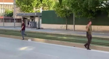 Son dakika! Gaziantep İl Emniyet Müdürlüğü önünde 'üzerimde bomba var' diye bağıran şahıs vuruldu