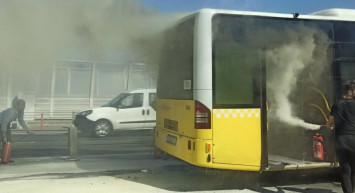 Son Dakika! Haliç'te seyir halinde olan metrobüste yangın çıktı! Yolcular tahliye ediliyor!
