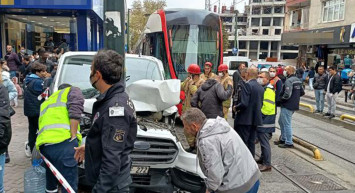 Son Dakika: İstanbul Zeytinburnu'nda Tramvay İle Araç Çarpıştı! Seferler Aksadı