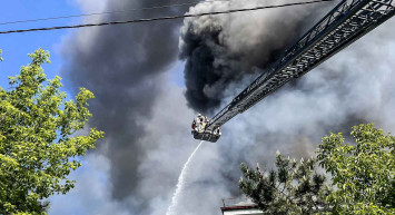 Son dakika: İstanbul'da plastik fabrikasında çıkan yangın yanındaki plastik fabrikasına da sıçradı!