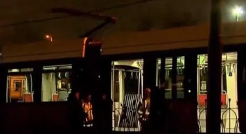 Son Dakika! İstanbul'da iki tramvay kafa kafaya çarpıştı