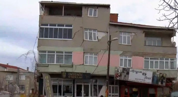 Son Dakika: İstanbul’da korkutan bina çöküntüsü!