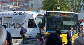 İstanbul'da feci kaza: Fatih'te raylı yola giren İETT otobüsü tramvayla çarpıştı!