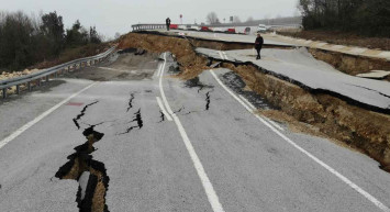 Son Dakika: Karadeniz'i İstanbul'a bağlayan yol heyelan nedeniyle çöktü!