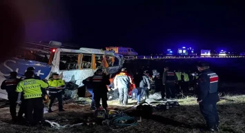 Son Dakika! Otobüs devrildi: 2 kişi hayatını kaybetti, onlarca kişi yaralandı!