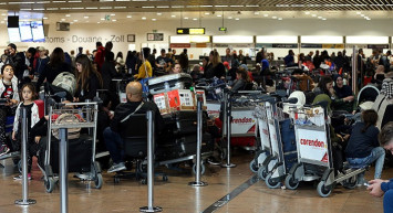 Son Dakika! Paris Havalimanlarında Grev Yapan Çalışanlar Charles de Gaulle Havalimanı'nda Terminal Kapattı