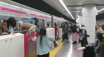 Son Dakika! Tokyo'da Bıçaklı Saldırgan Treni Yaktı!