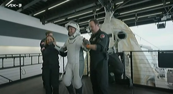 Son dakika! Türkiye'nin İlk Astronotu Alper Gezeravcı, Ax-3 ekibiyle birlikte Dragon Kapsülü’nden çıkarıldı