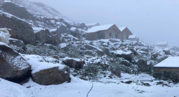 Sonbahar gelmeden kış geldi: Vatandaşlar bembeyaz bir manzaraya uyandı